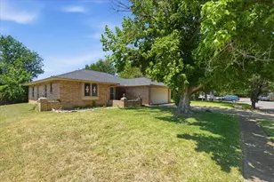 200 Almond Ln, Euless, TX 76039 - Photo 3