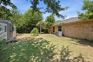 200 Almond Ln, Euless, TX 76039 - Photo 5