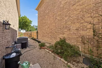 431 W Pioneer Drive, Irving, TX 75061 - Photo 29