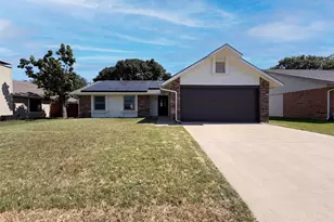 220 Creekwood Ln, Fort Worth, TX 76134 - Photo 1