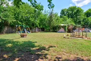 626 E South St, Whitesboro, TX 76273 - Photo 17