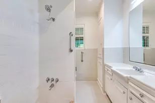 10715 Royal Springs Dr, Dallas, TX 75229 - Photo 9