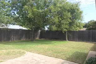 902 Bradfield Dr, Garland, TX 75042 - Photo 9