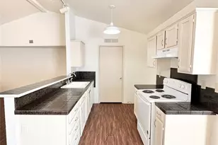 658 Stonehenge Dr, Grand Prairie, TX 75052 - Photo 5
