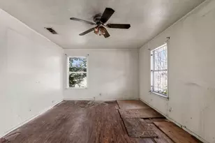 940 E Tucker St, Fort Worth, TX 76104 - Photo 11