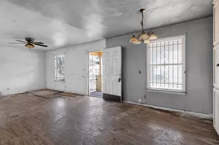 940 E Tucker St, Fort Worth, TX 76104 - Photo 5