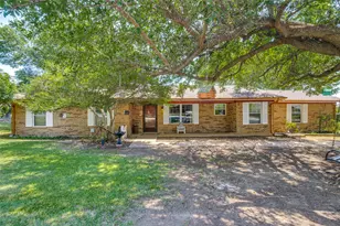906 Clearview St, Krum, TX 76249 - Photo 1
