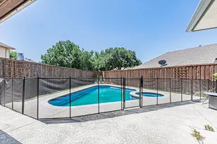 300 Sundance Cir, Irving, TX 75063 - Photo 35
