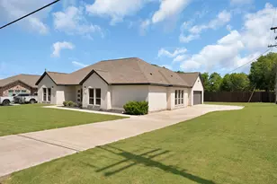 925 Balkan Dr, Lancaster, TX 75134 - Photo 3