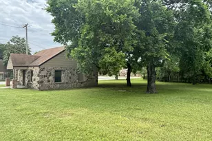 408 S Broad St, Saint Jo, TX 76265 - Photo 13