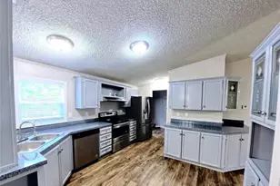 1315 Phoenix Ct, Granbury, TX 76048 - Photo 3
