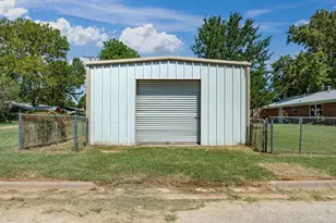 714 Decatur St, Bowie, TX 76230 - Photo 3