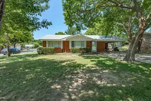 714 Decatur St, Bowie, TX 76230 - Photo 15