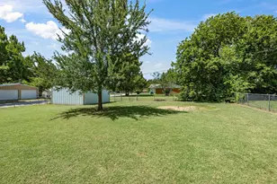 714 Decatur St, Bowie, TX 76230 - Photo 5