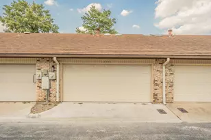 5945 Chimney Wood Cir, Fort Worth, TX 76112 - Photo 37