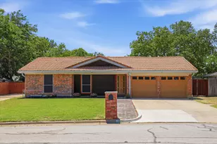 2237 Shady Brook Dr, Bedford, TX 76021 - Photo 3