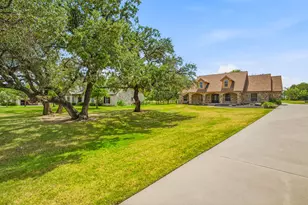 910 Mallard Pointe Dr, Granbury, TX 76049 - Photo 3
