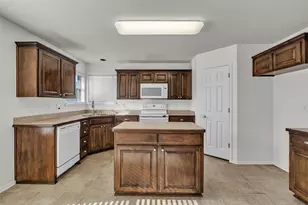 737 E Sheila Cir, Joshua, TX 76058 - Photo 9