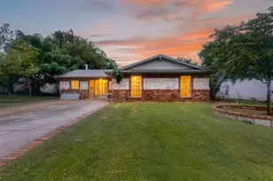1506 Town Bluff St, Garland, TX 75040 - Photo 5