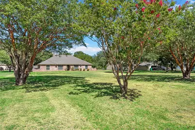 108 Spring Creek Street, Lacy Lakeview, TX 76705 - Photo 5