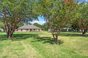 108 Spring Creek St, Lacy Lakeview, TX 76705 - Photo 5