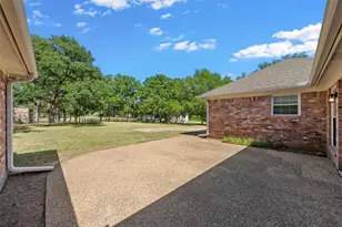 108 Spring Creek St, Lacy Lakeview, TX 76705 - Photo 29