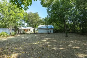 630 W Thompson St, Jacksboro, TX 76458 - Photo 17