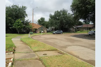 812 Red Oak Drive, Lewisville, TX 75067 - Photo 7
