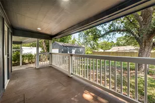 209 W 12th St, Irving, TX 75060 - Photo 11