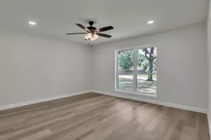 729 Surrey Cir, Grand Prairie, TX 75050 - Photo 13