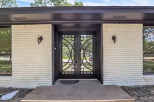 729 Surrey Cir, Grand Prairie, TX 75050 - Photo 3