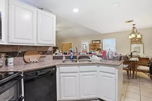 19007 White Bluff Dr, Whitney, TX 76692 - Photo 11