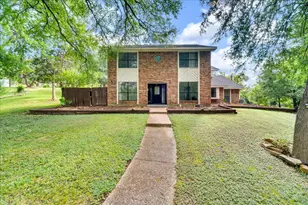 392 Creekwood Dr, Lancaster, TX 75146 - Photo 1