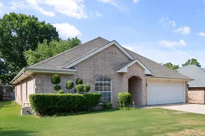 817 Willow Court, Saginaw, TX 76179 - Photo 3