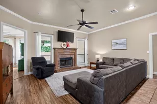1301 Hyde Park Blvd, Cleburne, TX 76033 - Photo 5