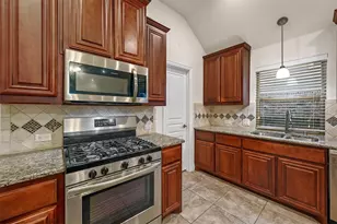 905 Foxtail Dr, Mansfield, TX 76063 - Photo 5