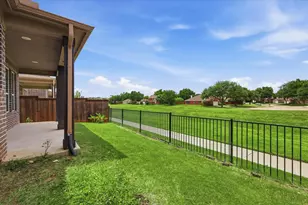 217 Jones St, Irving, TX 75063 - Photo 23
