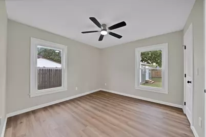 1104 E Russell Avenue, Carrollton, TX 75006 - Photo 17