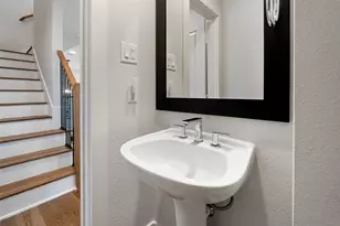 381 E Greenbriar Ln, Dallas, TX 75203 - Photo 21