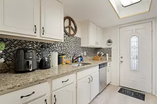 34 E Mountain Ln, Grand Prairie, TX 75052 - Photo 5
