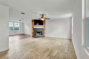 1301 Erin Ct, Burleson, TX 76028 - Photo 9
