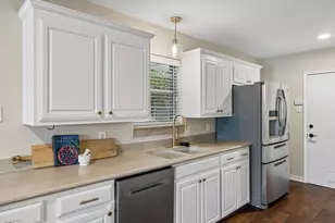 9734 Queenswood Ln, Dallas, TX 75238 - Photo 9