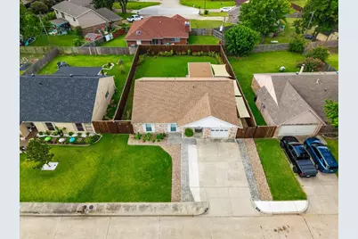 829 W Crossland Boulevard, Grand Prairie, TX 75052 - Photo 35