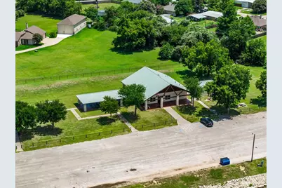 1915 W Emerald Bend Court, Granbury, TX 76049 - Photo 9