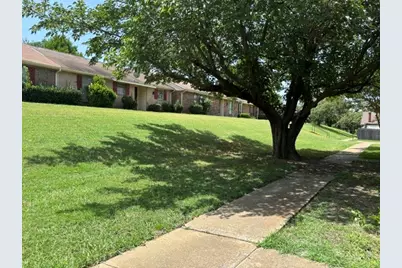 22 E Townhouse Lane #31, Grand Prairie, TX 75052 - Photo 3