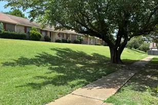 22 E Townhouse Ln, Grand Prairie, TX 75052 - Photo 3