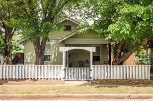 526 S Edgefield Ave, Dallas, TX 75208 - Photo 1