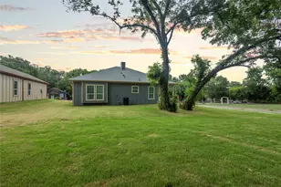 401 S 4th St, Bonham, TX 75418 - Photo 25