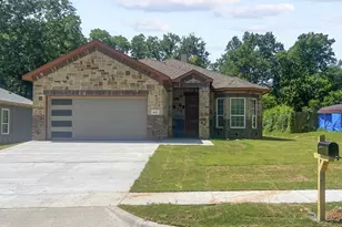 403 S 4th St, Bonham, TX 75418 - Photo 1