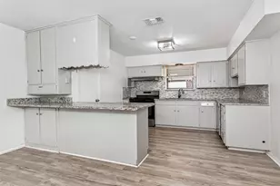3009 W 11th St, Irving, TX 75060 - Photo 13